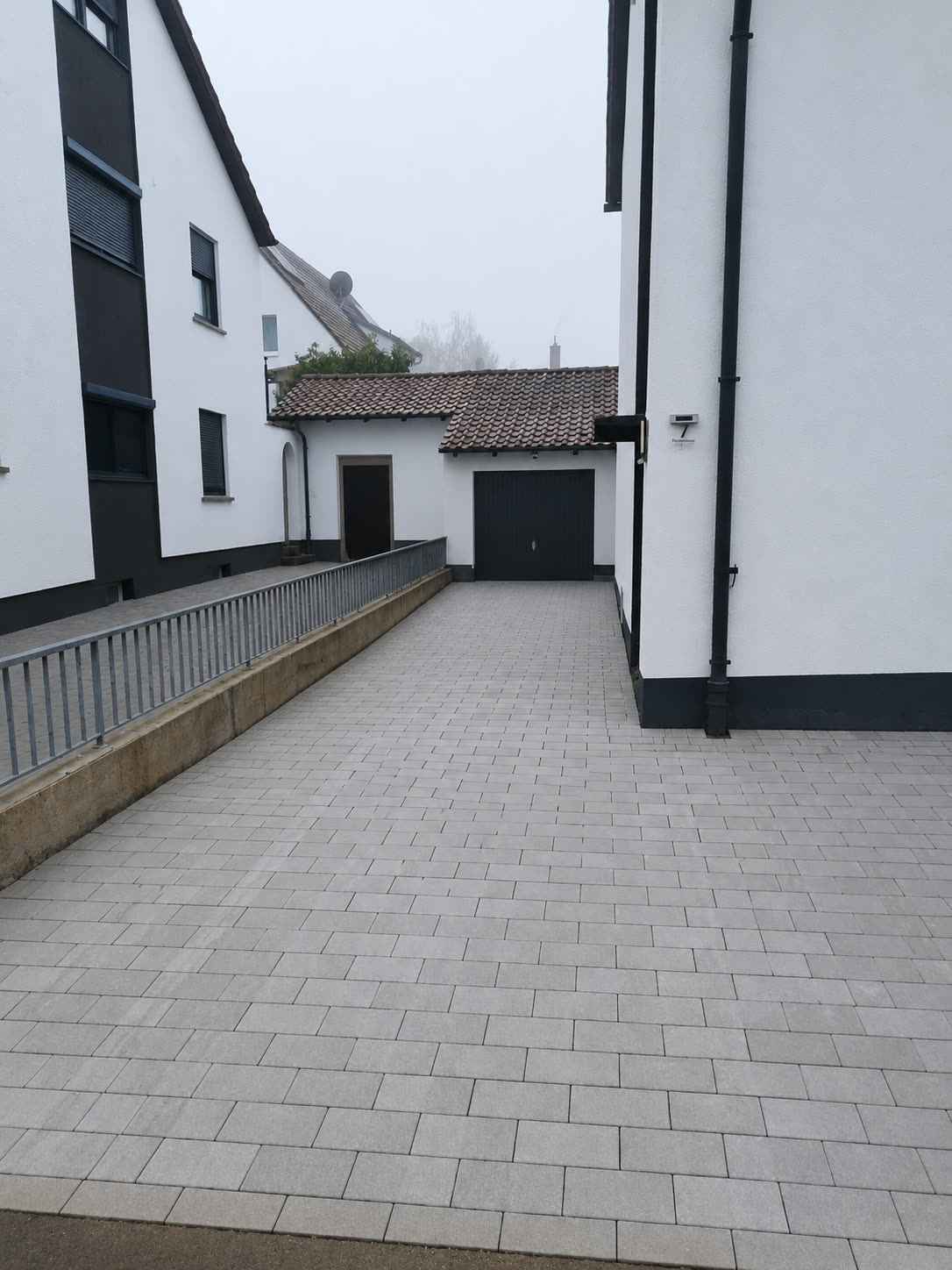 Fertig gepflasterte Einfahrt in Bietigheim-Bissingen – helle Pflastersteine bis zur Garage